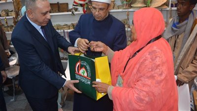 مساعد رئيس الوزراء للمناطق الحدودية وأمين مجلس الشئون الإسلامية في زيارة جناح حلايب وشلاتين بمعرض الكتاب 