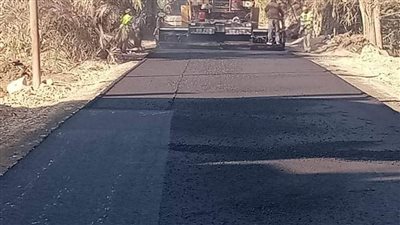 رصف مدخل قرية النجيلة بكوم حمادة تلبية لاحتياجات المواطنين 