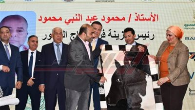 أشرف صبحي يكرم وكيل نموذج محاكاة مجلس الشيوخ