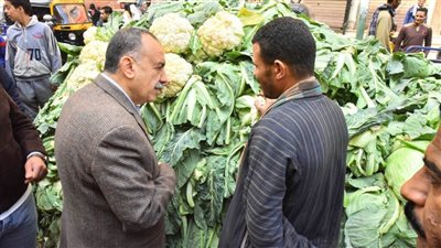 محافظ أسيوط يتفقد سوق الخضار والفاكهة بمدينة منفلوط لمتابعة توافر السلع بأسعار مناسبة