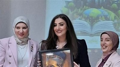 تكريم الدكتورة منال متولي في نقابة المهندسين بلوحة الملكة نفرتيتى  