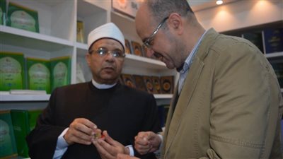 مدير مكتبة المخطوطات بمكتبة الإسكندرية يزور جناح المجلس الأعلى للشؤون الإسلامية في معرض الكتاب 
