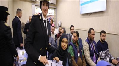 الأحوال المدنية يشارك المواطنين الاحتفال باستخراج وتجديد بطاقات الرقم القومي وتقديم بعض الهدايا التذكارية