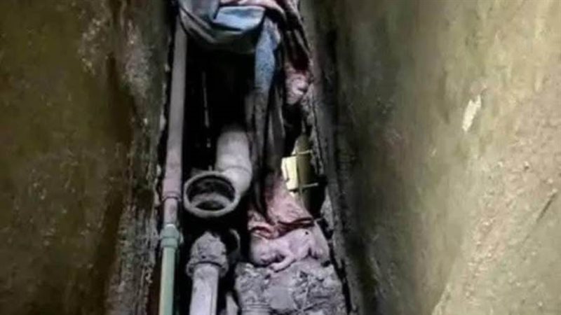 الطفلة ملقاه فى منور