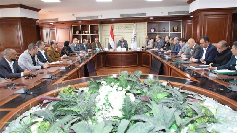 اجتماع محافظ بنى