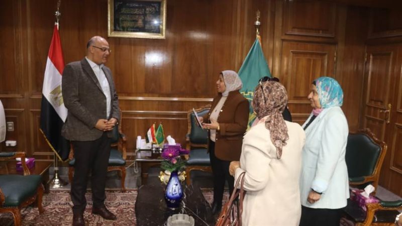 محافظ القليوبية يسلم