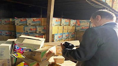     حماية المستهلك بأسوان تضبط وتعدم 512 كجم سلع منتهية الصلاحية ومجهولة المصدر