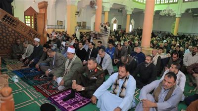 محافظ سوهاج يؤدي صلاة الجمعة بمسجد الشرطة.. ويستمع لمطالب المواطنين عقب الصلاة