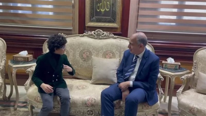 محافظ المنيا مع الطالب