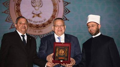 درع محافظة بورسعيد لنقيب الأشراف لدوره في نشر الوسطية والاعتدال