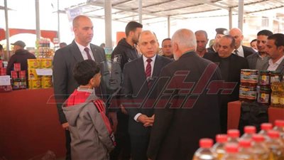 محافظ كفر الشيخ يتابع توافر السلع الأساسية بأسواق اليوم الواحد
