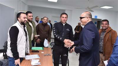 وزير العمل وسط العاملين المُرشحين للعمل في موسم حج 2025