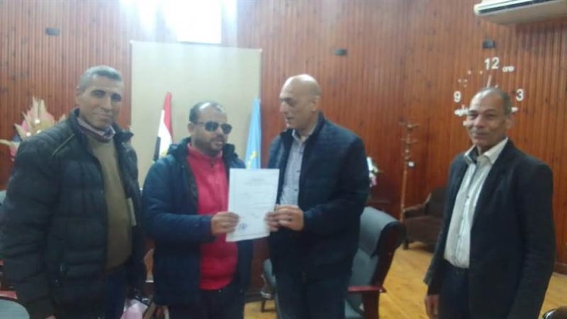 المواطن الكفيف خلال