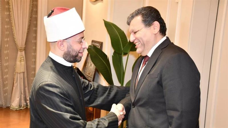 وزير الاوقاف مع مساعد