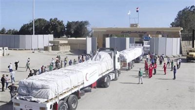 90 شاحنة مساعدات إنسانية تدخل إلى الفلسطينيين بقطاع غزة