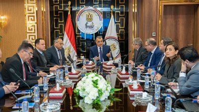 وزيرالإنتاج الحربي يلتقي رؤساء تحرير الصحف اليومية 