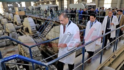 محافظ سوهاج يتفقد مراحل الإنتاج وسير العمل بمصنع سكر جرجا