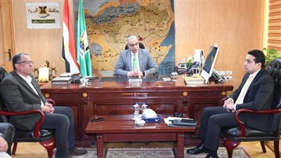 محافظ الفيوم يبحث سرعة تنفيذ مسار القطار الكهربائي 