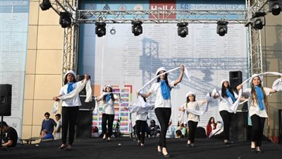 المسرح المكشوف بمعرض الكتاب يشهد فعالياته بعروض موسيقية وفنون شعبية