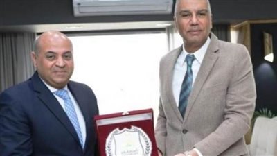 محافظ أسوان يكرم وكيل وزارة التربية والتعليم لانتهاء فترة خدمته بأسوان