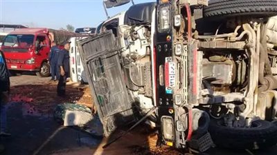 إصابة 8 عمال زراعيين بحادث انقلاب سيارة بالطريق الصحراوي 
