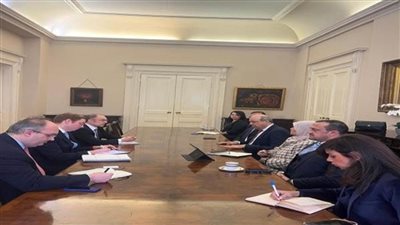 وزير الطيران المدني يبحث مع مسؤولي مؤسسات مالية بريطانية سبل تعزيز التعاون الاستثماري