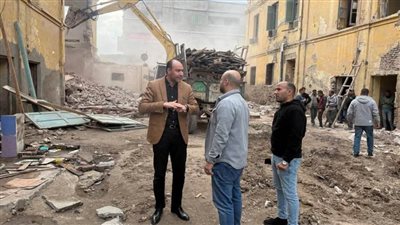 بعد صدور قرار هدم.. إزالة عقارين بشارع الجمهورية الرئيسي بإيتاي البارود 