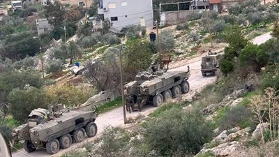 الاحتلال يواصل مداهمة منازل الفلسطينيين في مخيم الفارعة جنوب طوباس