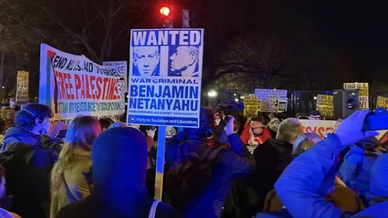 مظاهرات أمام البيت