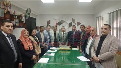 تكريم أعضاء المتابعة وإجراء مقابلات مع المتقدمين لتسيير الأعمال بتعليم كفر الشيخ