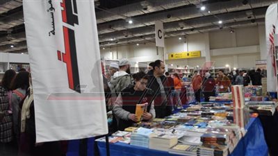 بالصور.. زيارة جمهور معرض القاهرة للكتاب لجناح مؤسسة روزاليوسف