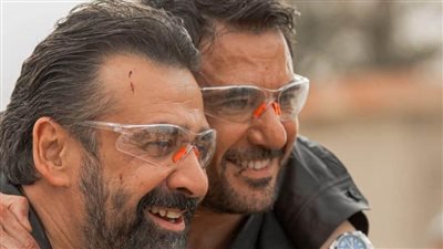 صور.. أحمد عز وكريم عبدالعزيز بكواليس مشاهد التفجيرات في The Seven Dogs