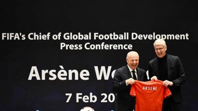 أبوريدة يهدي أرسين فينجر قميص منتخب مصر