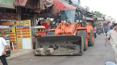 أجهزة الأمن بالقاهرة تزيل الإشغالات أمام محطة مترو عدلي منصور