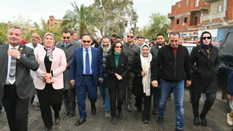 محافظ البحيرة خلال