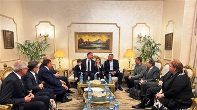 محافظ أسوان : يستقبل أسرة الآغاخان تمهيدا لبدء مراسم تشيع جنازة الأمير كريم الأغاخان