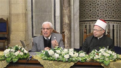 النباتات لديها القدرة على التواصل من خلال خيوط تمكنها من تبادل العناصر بين النباتات الكبيرة والصغيرة وهو ما يشبه نظام الأمومة