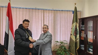 نائب رئيس جامعة فاروس يكرم الطالب أحمد شوكت سعد 