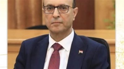 رئيس جامعة أسيوط يقرر صرف مكافأة بحد أدنى 1000 جنيه لجميع العاملين 