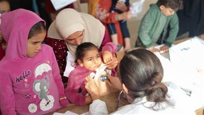 الكشف على 1120 طفلا وصرف العلاج مجانا بقرية توفيق الحكيم بحوش عيسى