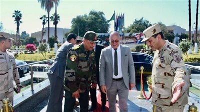 رئيس جامعة سوهاج فى زيارة لمقر المنطقة الجنوبية العسكرية لتقديم التهنئة لقائدها الجديد