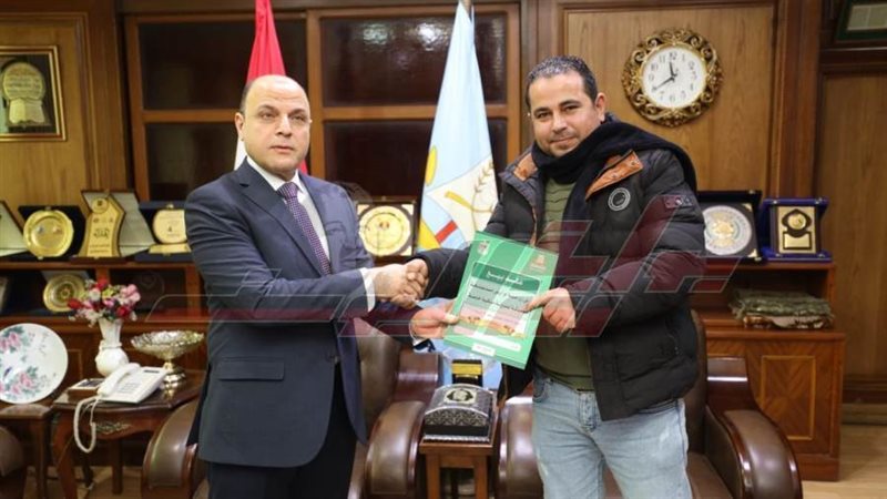 تسليم العقود