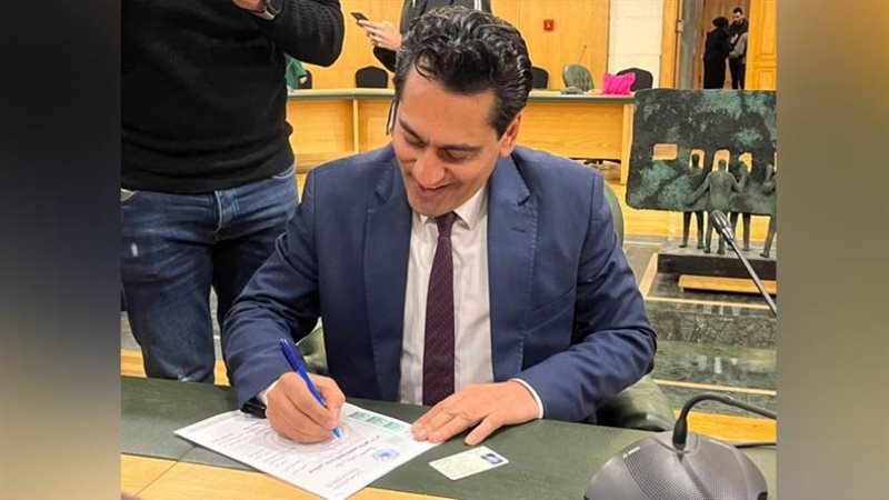 الكاتب الصحفي أيمن