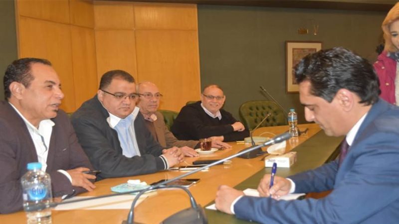 الكاتب الصحفي أيمن