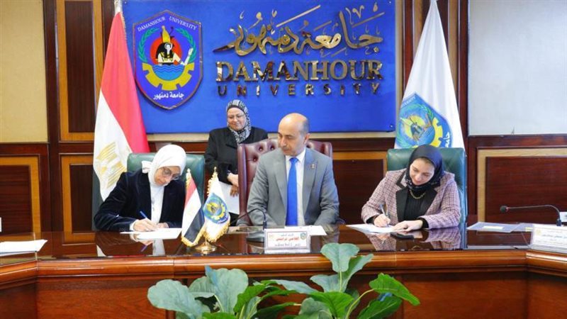 جانب من توقيع عقود