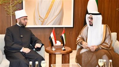 وزير الأوقاف يهنئ الدكتور عمر حبتور الدرعي لمنحه درجة وزير 