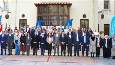 وزيرة التنمية المحلية تكرم مدير إدارة العلاقات الخارجية بالإسماعيلية