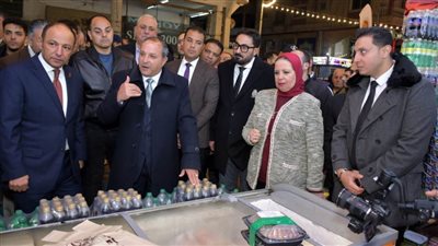 بالصور.. محافظ بورسعيد يفتتح معرض 