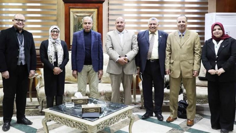 محافظ المنيا خلال