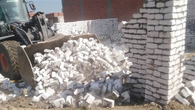 صيانة وتركيب كشافات الإنارة والتصدى للبناء المخالف فى سمسطا ببنى سويف